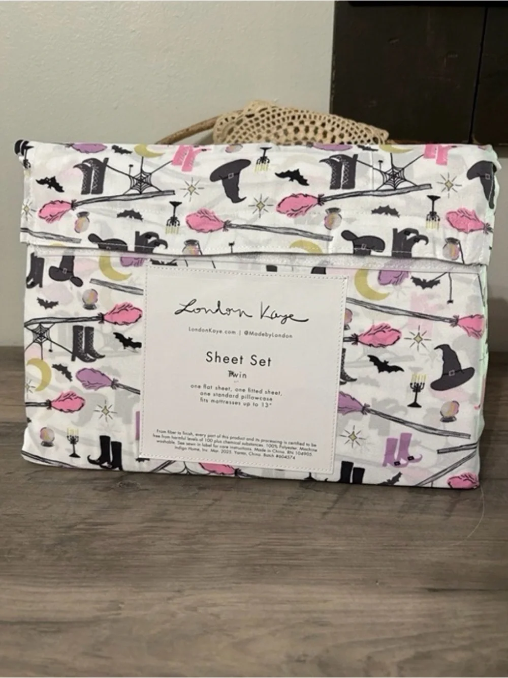 New! LONDON KAYE Witches Boots, Bats TWIN SIZE HALLOWEEN Sheet